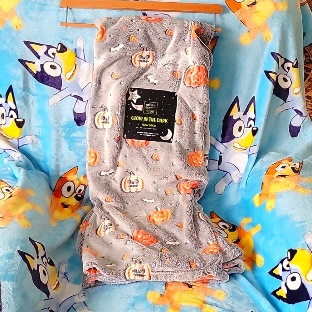 Urban Domain Kids Glow in the Dark Plush Throw Blanket (50in x 60in)